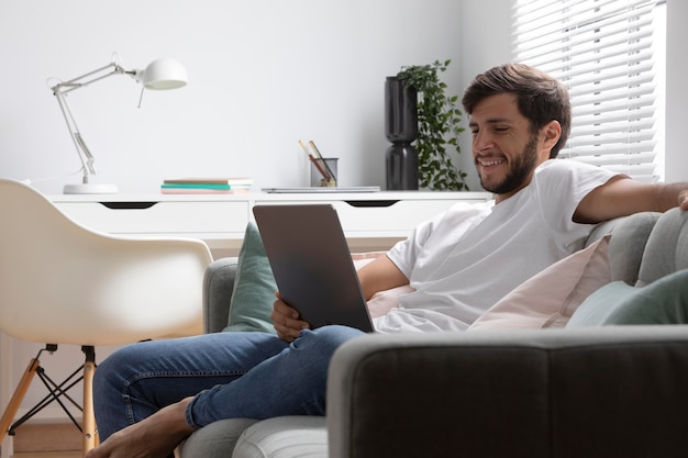 Uomo che guarda un servizio di streaming sul suo tablet