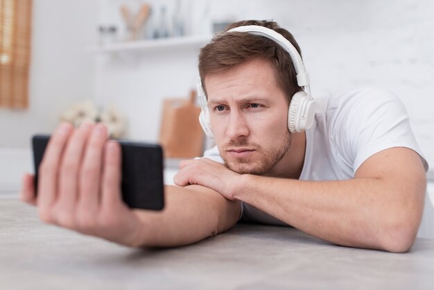 Uomo che guarda un video sul suo telefono