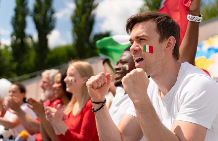 Foto gratuito uomo che guarda una partita di calcio