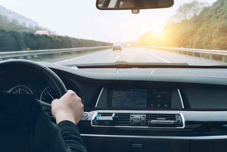 Foto gratuito uomo che guida l&#39;automobile dalla vista posteriore