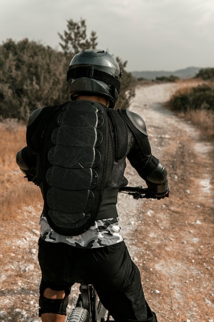 Uomo che guida una vista posteriore di mountain bike