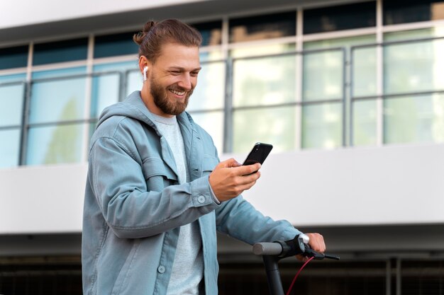 Uomo che guida uno scooter ecologico eco