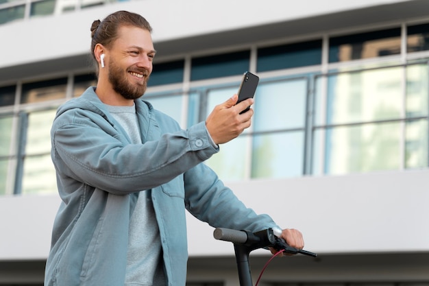 Uomo che guida uno scooter ecologico eco