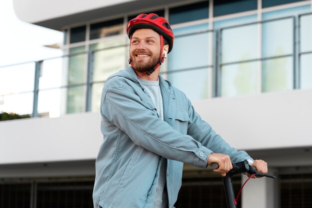 Uomo che guida uno scooter ecologico eco