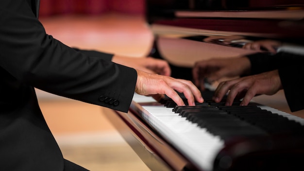 Uomo che ha un recital di pianoforte classico