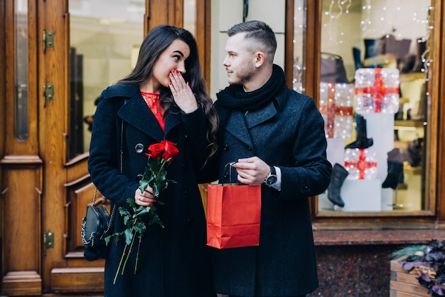 Uomo che ha un regalo per la bella fidanzata