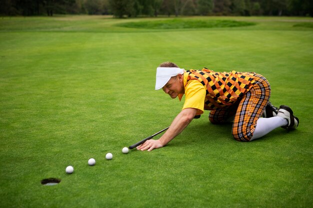 Uomo che ha una partita di golf all'aperto