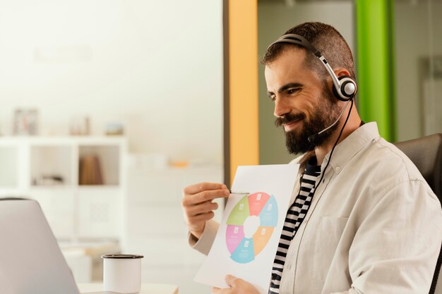 Uomo che ha una riunione online per lavoro