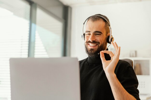 Uomo che ha una videochiamata per lavoro