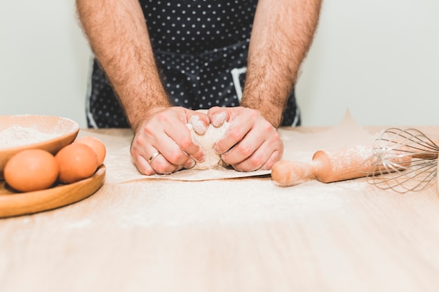 Uomo che impasta la pasta fresca