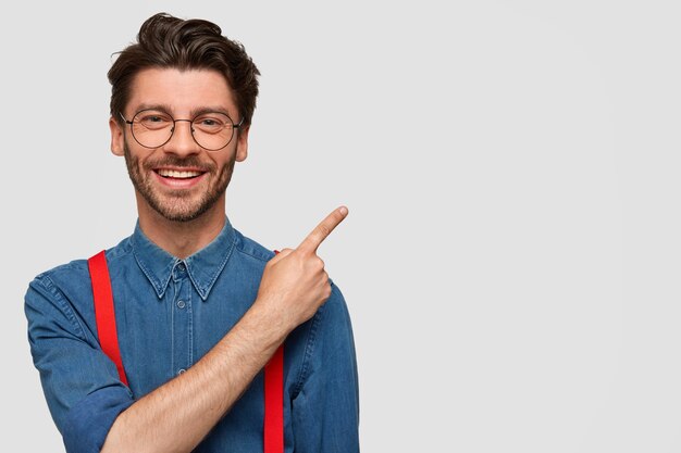 Uomo che indossa camicia di jeans e bretelle rosse