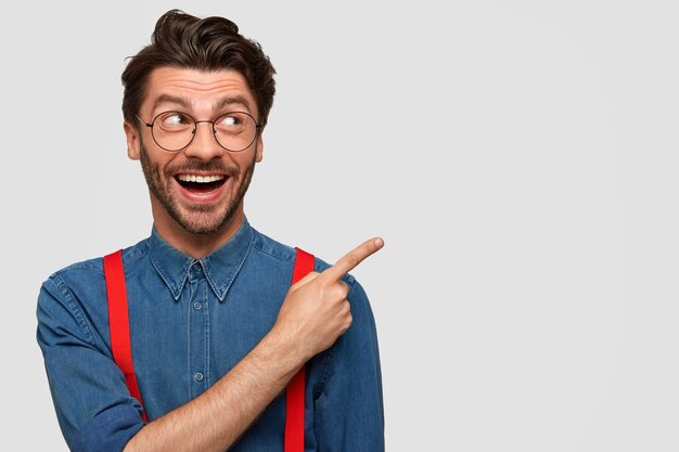 Uomo che indossa camicia di jeans e bretelle rosse