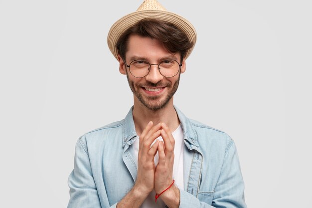 Uomo che indossa cappello di paglia e camicia di jeans