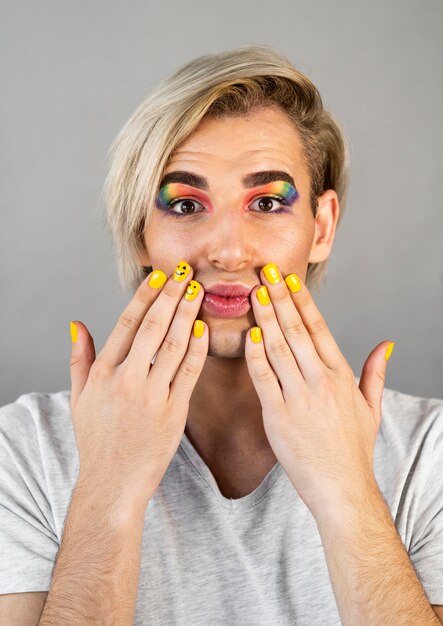 Uomo che indossa cosmetici per il trucco e smalto per unghie