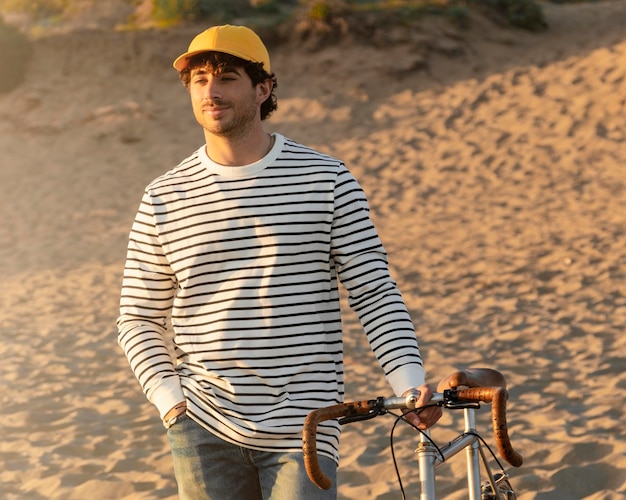 Uomo che indossa il cappello giallo colpo medio