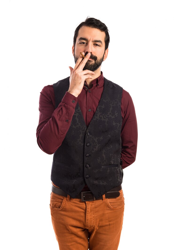 Foto gratuito uomo che indossa il fumo del panciotto