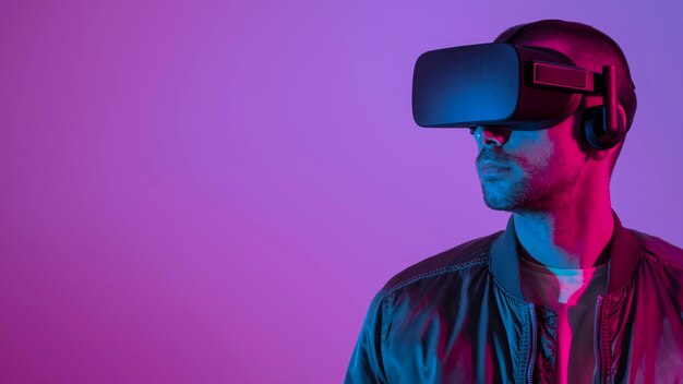 Uomo che indossa occhiali vr con luce viola