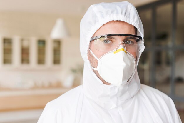 Uomo che indossa tuta e maschera hazmat