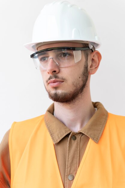 Uomo che indossa un'attrezzatura speciale di protezione industriale