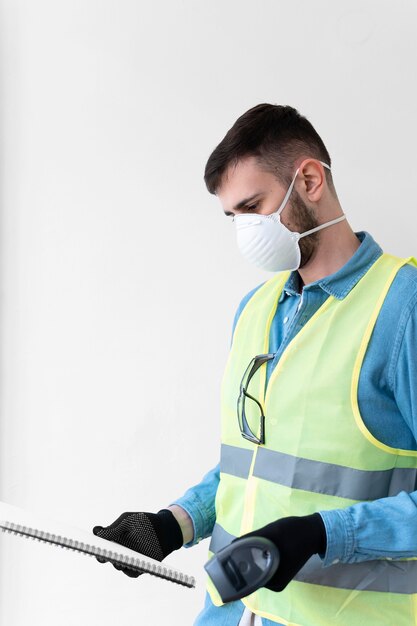 Uomo che indossa un'attrezzatura speciale di protezione industriale