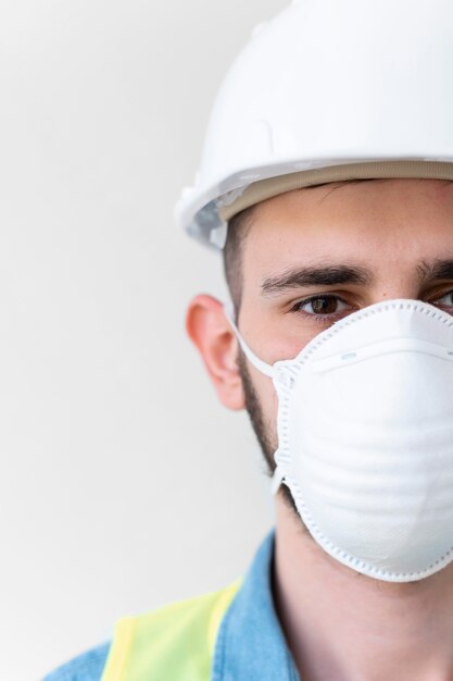 Uomo che indossa un'attrezzatura speciale di protezione industriale
