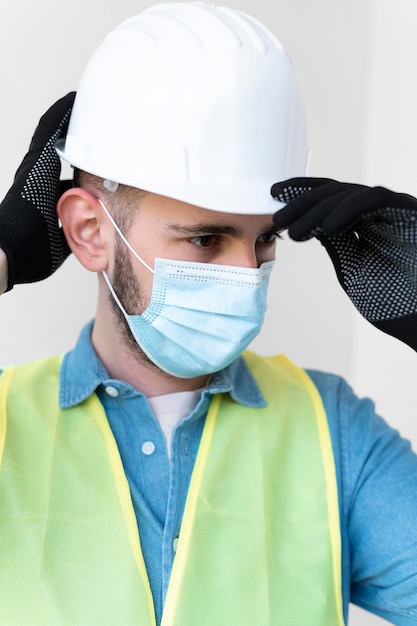 Uomo che indossa un'attrezzatura speciale di protezione industriale