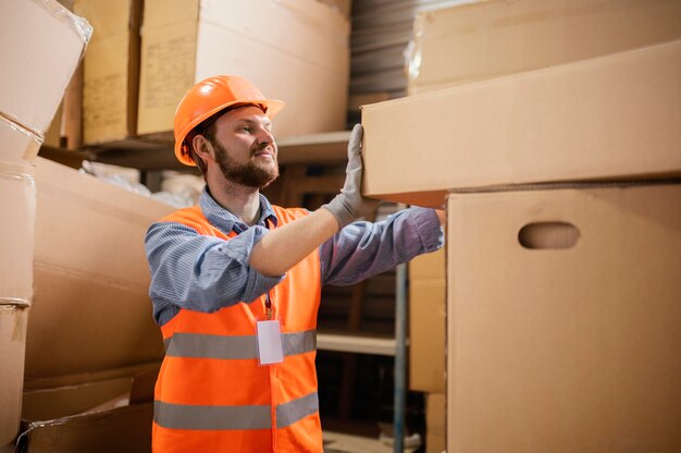 Uomo che indossa un berretto di sicurezza al lavoro