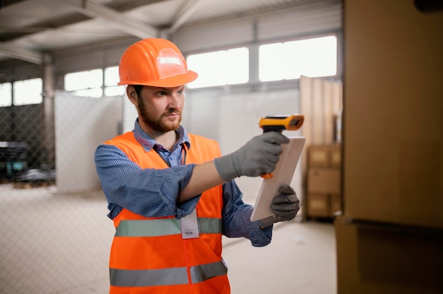 Uomo che indossa un berretto di sicurezza al lavoro