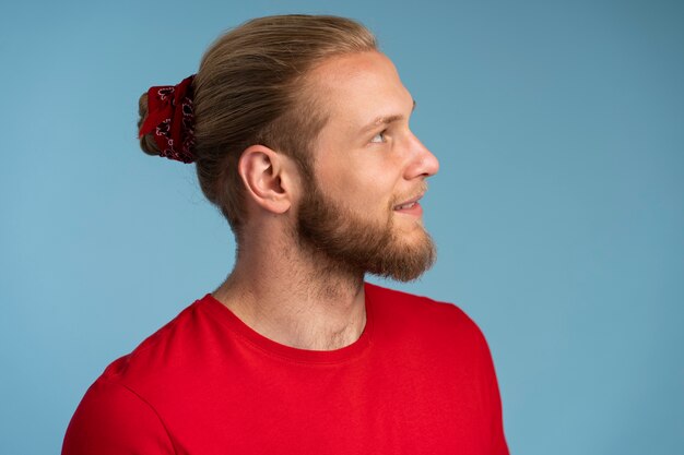 Uomo che indossa una clip per capelli vista laterale
