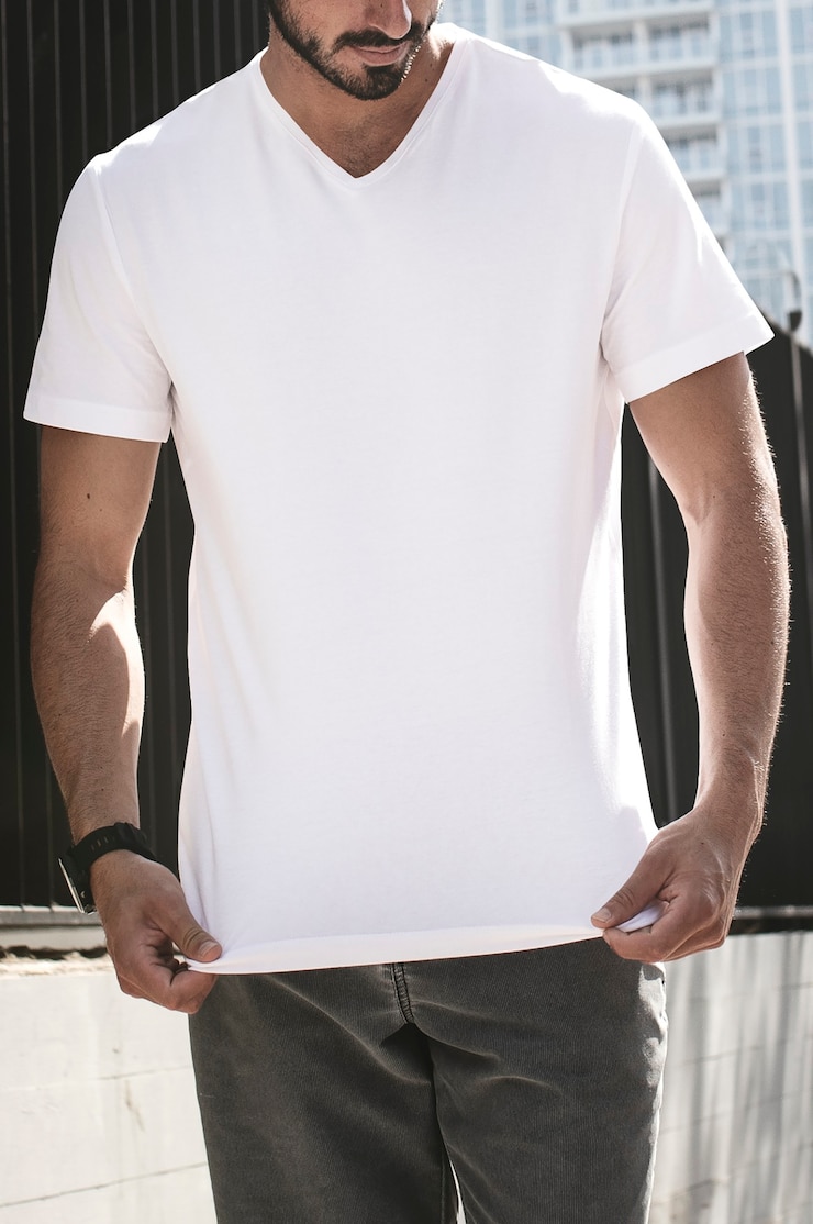 Foto gratuito uomo che indossa una maglietta bianca casual nel servizio di abbigliamento della città