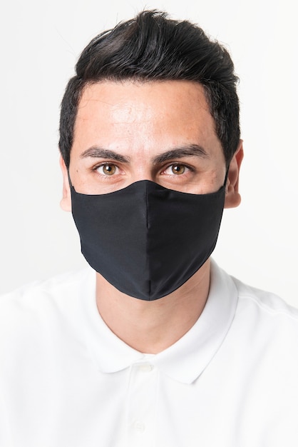 Uomo che indossa una maschera in tessuto nero per la campagna di protezione COVID-19