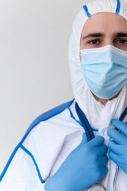 Uomo che indossa uno speciale equipaggiamento medico protettivo medical