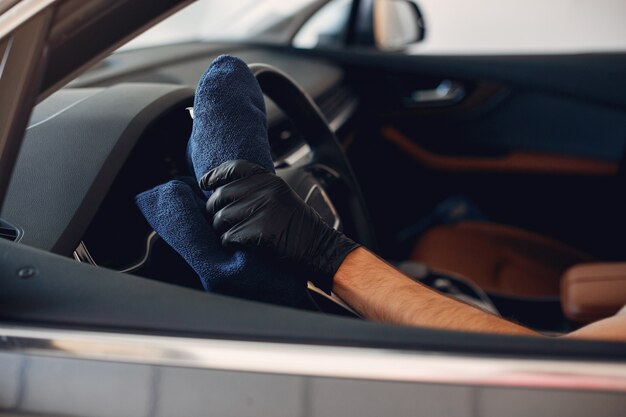 Uomo che lava la sua auto in un garage