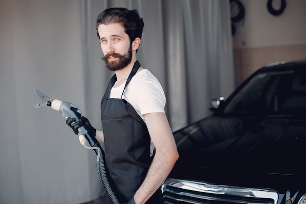 Uomo che lava la sua auto in un garage