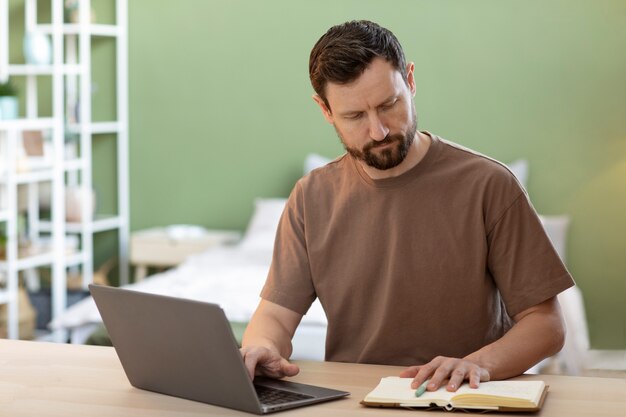 Uomo che lavora al computer portatile