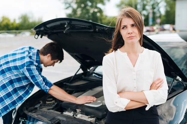 Uomo che lavora al motore di un'auto