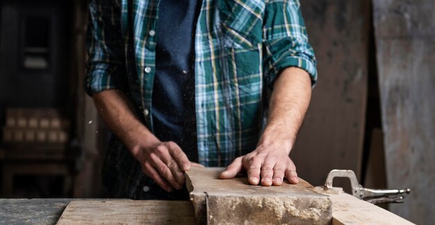 Uomo che lavora con il legno in officina