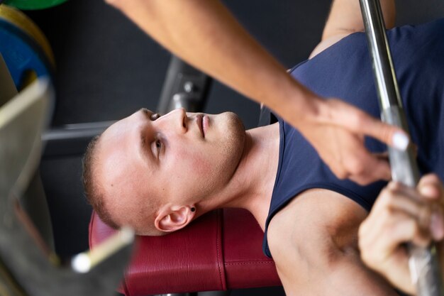 Uomo che lavora in palestra ad alto angolo