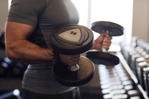 uomo che lavora in palestra