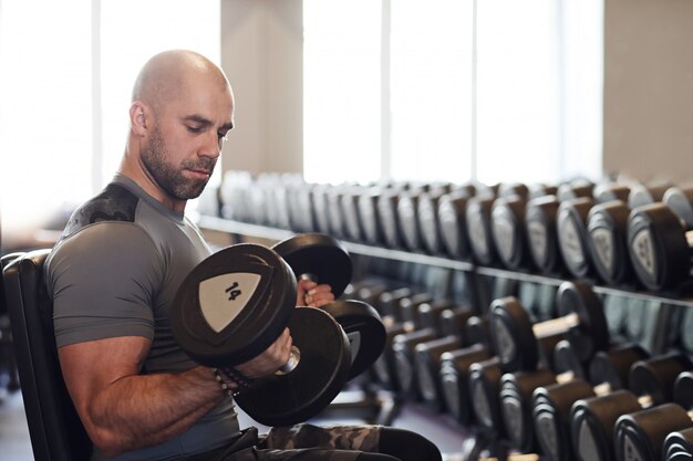 uomo che lavora in palestra