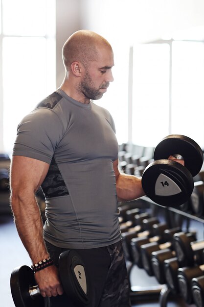 uomo che lavora in palestra