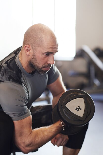 uomo che lavora in palestra