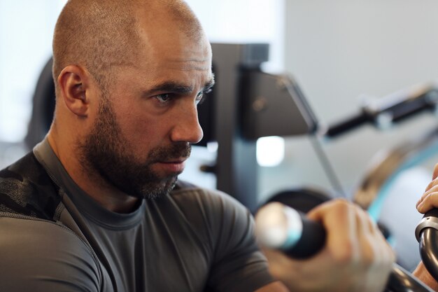 uomo che lavora in palestra