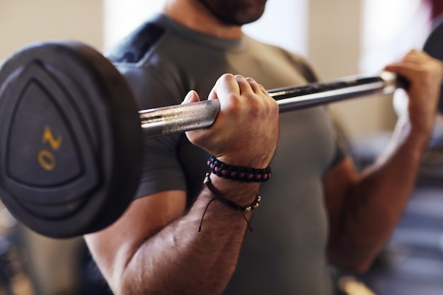 uomo che lavora in palestra