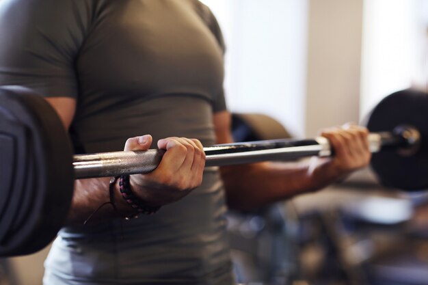 uomo che lavora in palestra