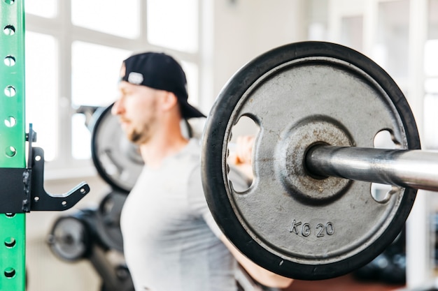 Uomo che lavora in palestra