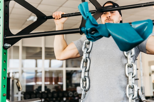 Uomo che lavora in palestra