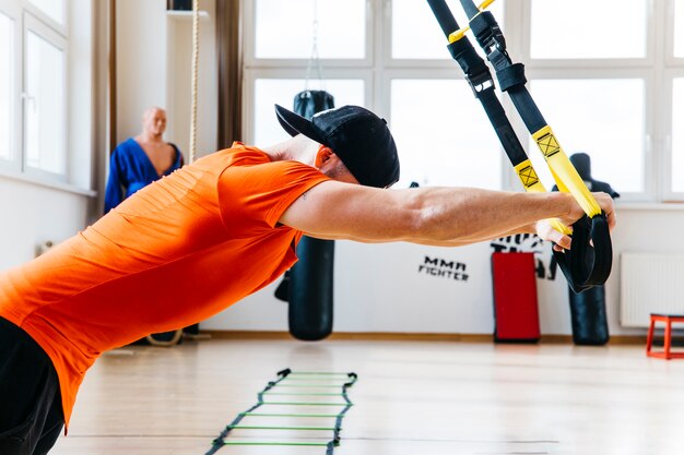 Uomo che lavora in palestra