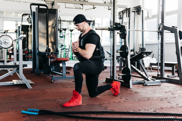 Uomo che lavora in palestra