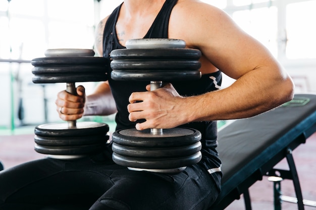 Uomo che lavora in palestra